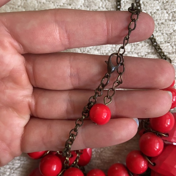 Red statement necklace - Picture 3 of 3